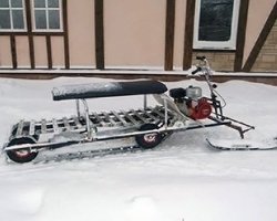 Самодельный мини-снегоход на фоне дома