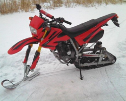 Красный снегоход из мотоцикла