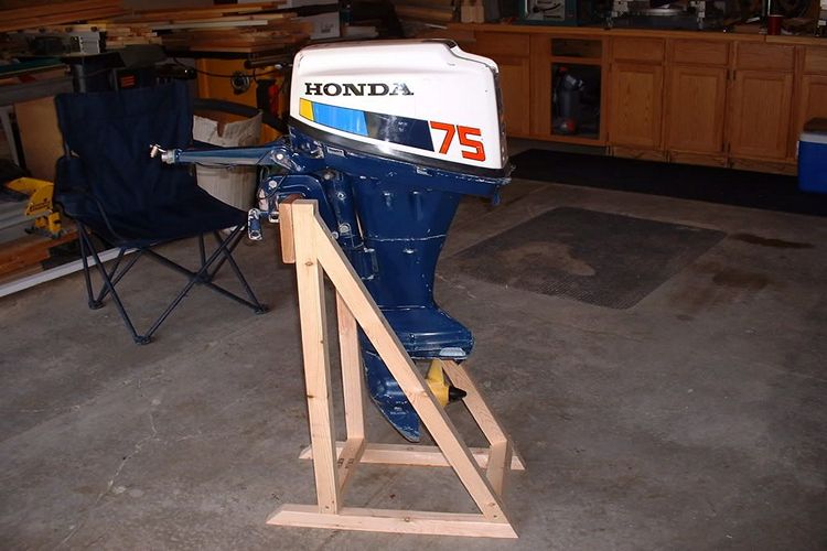 подставка для лодочного мотора из деревянных брусков